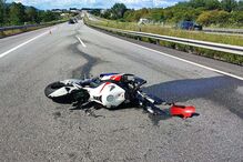 Homem de 36 anos morre em colisão entre duas motas e carro na A3 em Valença 