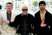 O ator português José Condessa (à direita) com o realizador espanhol Pedro Almodóvar e Ethan Hawke