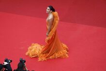 A modelo optou por um vestido em tons de laranja 