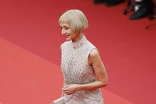 A atriz portuguesa elegeu um vestido repleto de brilhantes em tons de prateado