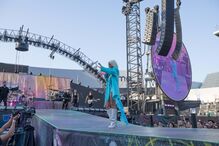 Bárbara Bandeira subiu ao palco para cantar cinco temas