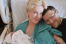 Ireland Baldwin com o namorado e a filha