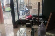 Yuki Tsunoda e colegas de equipa ajudam na limpeza de Faenza