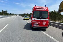 Motociclista ferido após colisão entre mota e carro em Coimbra