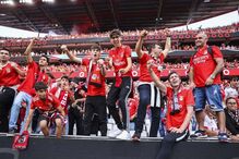 Adeptos do benfica no jogo da última jornada frente ao Santa Clara