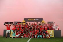 Equipa do Benfica recebe o troféu do campeonato nacional