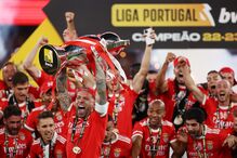 Jogadores do Benfica levantam a taça de campeão nacional