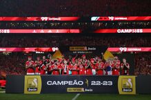Equipa do Benfica recebe o troféu do campeonato nacional	