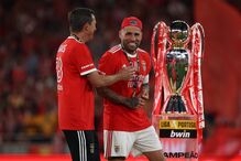 Equipa do Benfica recebe o troféu do campeonato nacional	