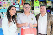 O diretor-geral editorial adjunto e a jornalista no quiosque Avenida, em Santarém