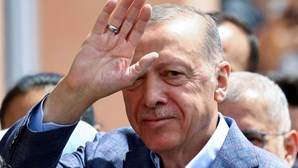 Erdogan conclui campanha eleitoral com elogios à "nova Turquia" nacionalista e islamista