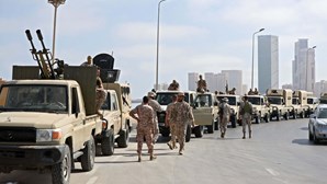 Líbia lança ataques aéreos a locais de tráfico de pessoas, drogas e combustíveis