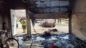 Carro fica totalmente destruído em incêndio numa garagem em Alvalade Sado