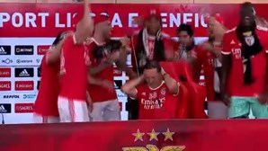 Jogadores do Benfica invadem em festa conferência de imprensa de Roger Schmidt e dão 'banho' a treinador