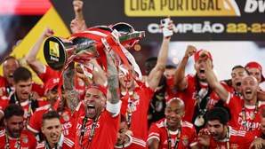 Jogadores do Benfica erguem a taça na Luz com entusiasmo e emoção