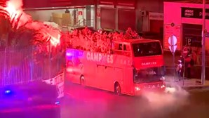 Veja o momento em que os autocarros do Benfica saem do Estádio da Luz