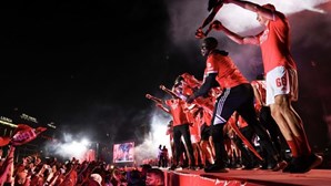 Equipa do Benfica faz a festa do 38.º no Marquês junto aos adeptos