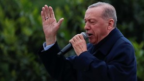 Erdogan felicita Putin e volta a oferecer mediação para guerra na Ucrânia