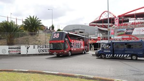 Benfica já está na Câmara Municipal de Lisboa. Adeptos recebem equipa com euforia