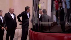 Comitiva encarnada chega à Câmara Municipal de Lisboa