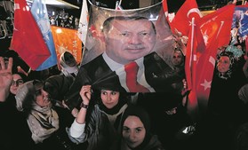 Expectativa: Apoiantes de Erdogan concentraram-se junto  à sede do AKP para aguardar os resultados oficiais