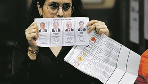 Votação: Em vez do habitual ‘X’ no boletim de voto, eleitores usaram carimbos para assinalar a sua escolha
