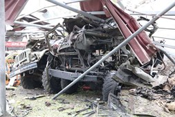 Veículo destruído por ataque de míssil russo em Dnipro, na Ucrânia 