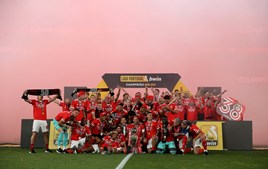 Equipa do Benfica recebe o troféu do campeonato nacional