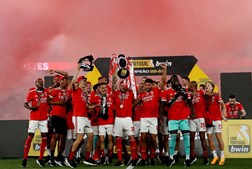 Jogadores do Benfica levantam a taça de campeão nacional