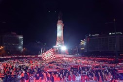 Milhares de adeptos do Benfica no Marquês