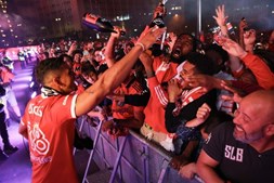 Jogadores do Benfica festejam junto dos adeptos no Marquês