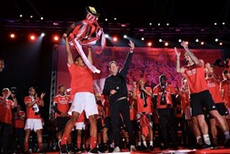 Jogadores do Benfica festejam junto dos adeptos no Marquês