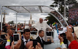 Papa chega na manhã de 2 de agosto,  e parte na tarde de dia 6 