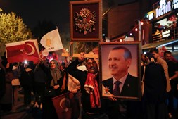 Apoiantes de presidente turco Erdogan em Istambul 