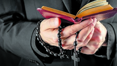 Padre abusa de homem de quem era tutor em troca de quarto. Houve sexo no carro do pároco, na casa e na sacristia