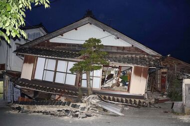 Casa colapsa após sismo atingir região norte de Ishikawa, no Japão