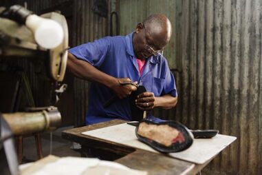 Abílio Sumbana cria sapatos para quem calça números grandes