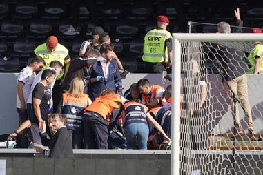 Adepto cai da bancada superior do estádio do V. Guimarães