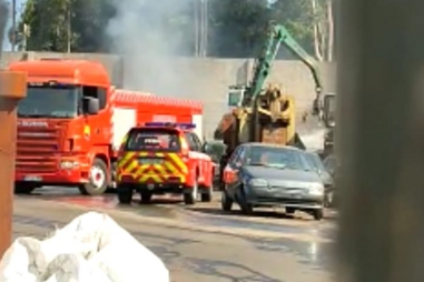 Incêndio provoca estragos em parque de sucatas de empresa em Santa Maria da Feira