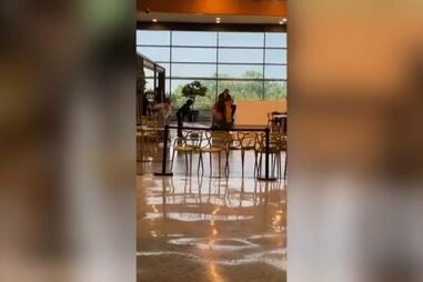 Água da chuva entra no Almada Forum