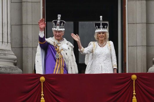 Carlos III e Camila Parker foram este sábado coroados