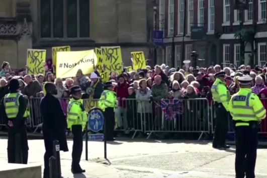 Anti-monárquicos em protesto na coroação de Carlos III