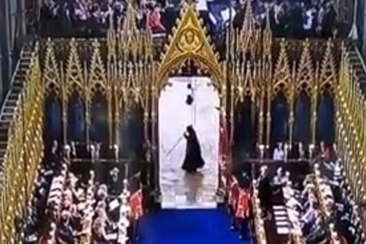 "Anjo da morte" apanhado pelas câmaras na Abadia de Westminster durante coroação do rei Carlos III