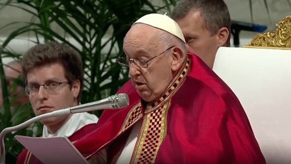 Papa Francisco regressa ao trabalho após ter estado com febre na sexta-feira