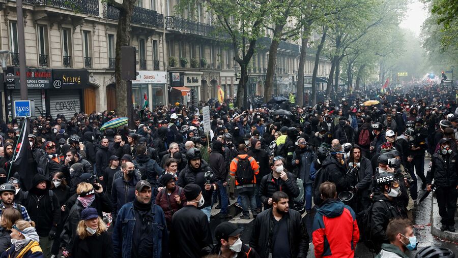 Polícia lança gás lacrimogéneo contra manifestantes em Paris