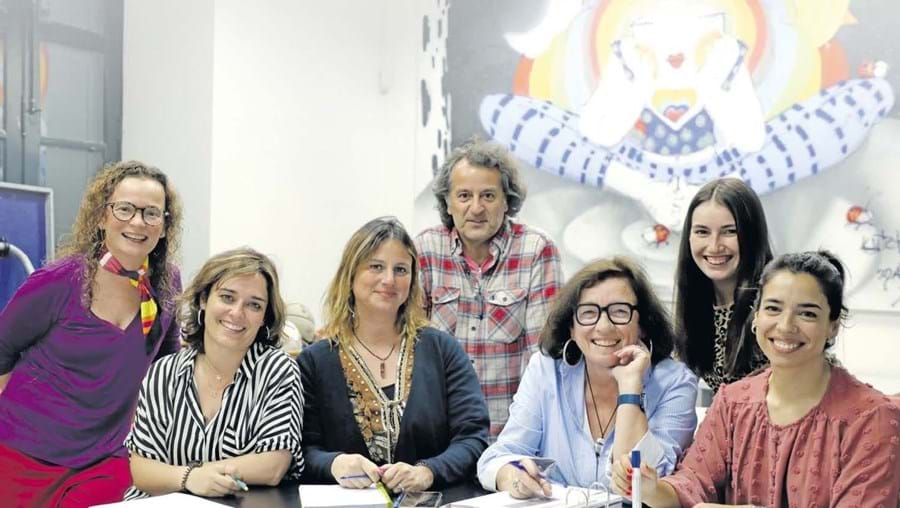 A diretora do Centro Social de São Boaventura, Elsa Gaspar Maria, e parte da equipa das Produções 111 que participou no 48 Hour Film Project Lisboa 2023