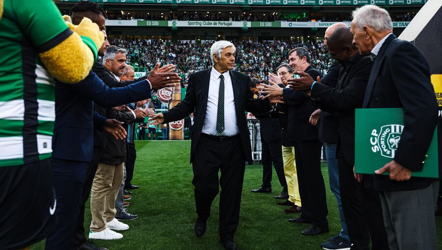 Manuel Fernandes durante a homenagem no dérbi