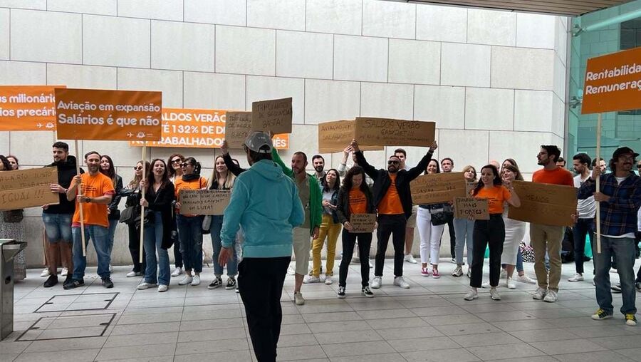 Tripulantes de cabine da easyjet concentram-se no aeroporto de Lisboa 