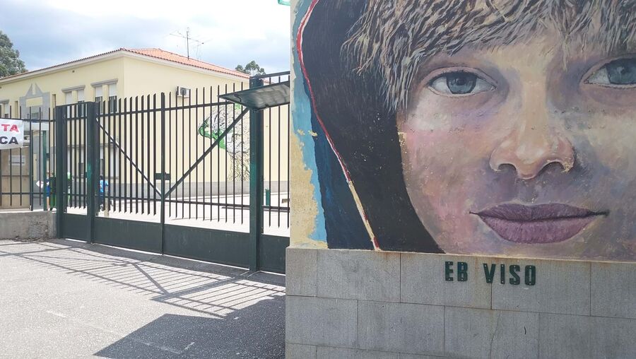 Encarregado de educação esbofeteia filho à porta da escola e agride diretor em Viseu