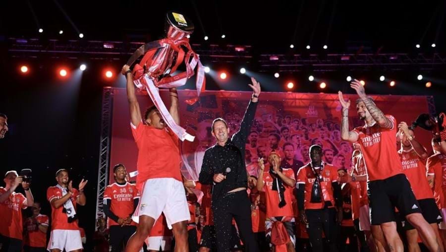 Adeptos do Benfica festejam junto dos adeptos no Marquês
